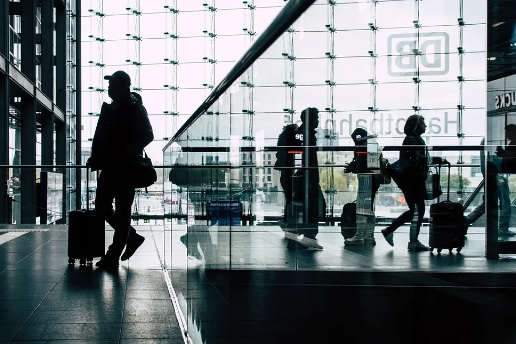 Turista usando un smartphone Android para hacer fotos durante un viaje por la ciudad