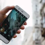 Turista usando un smartphone Android para hacer fotos durante un viaje por la ciudad