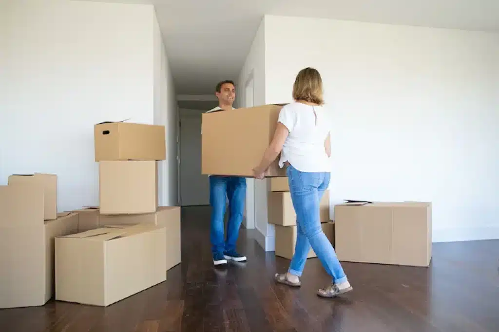 Pareja mudándose a su nuevo piso tras alquilarlo con ayuda de apps y tecnología
