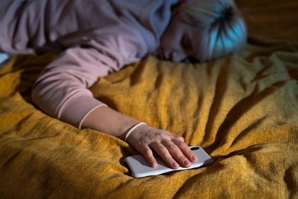 Persona dormida profundamente con el móvil tras usar aplicaciones Android para dormir