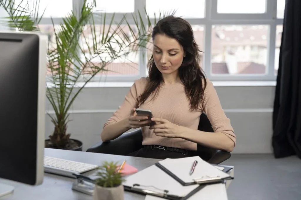 Mujer usando una app Android en el trabajo para gestionar tareas