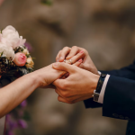Hombre poniendo el anillo de boda a su mujer en su día especial