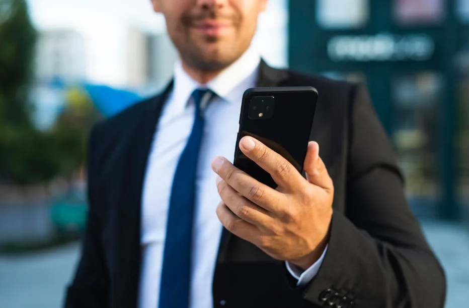Emprendedor utilizando un dispositivo Android para llevar adelante su Startup