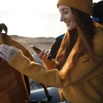 Mujer utilizando aplicaciones para viajar al extranjero en su aventura por otros países