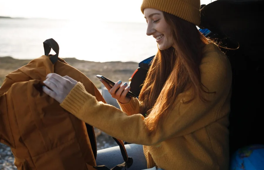Mujer utilizando aplicaciones para viajar al extranjero en su aventura por otros países