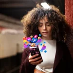 Mujer mirando las notificaciones de sus RRSS cansada.