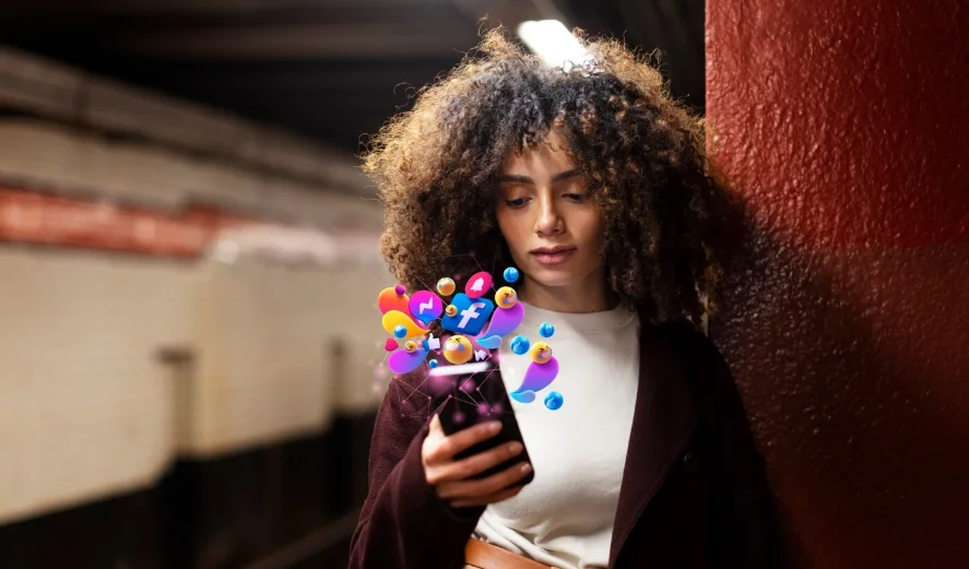 Mujer mirando las notificaciones de sus RRSS cansada.