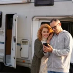 Pareja utilizando aplicaciones Android para su Autocaravana