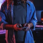 productor musical usando el móvil para crear y grabar canciones